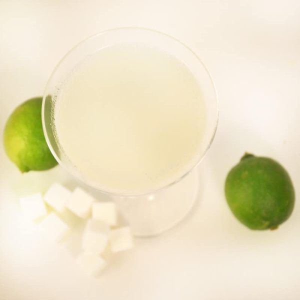 Daiquiri with white sugar cubes and lime slices for a sweet drink with a slight flavor of rum