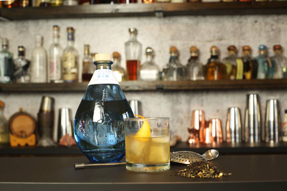 https://149347875.v2.pressablecdn.com/wp-content/uploads/2019/11/Tea-Infused-Gin-Old-Fashioned.jpg