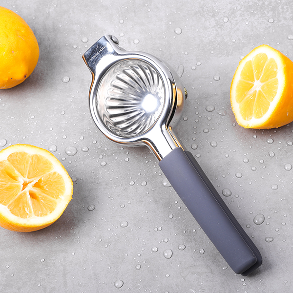 Handheld juicer with sliced oranges Giorgio Trovato via unsplash