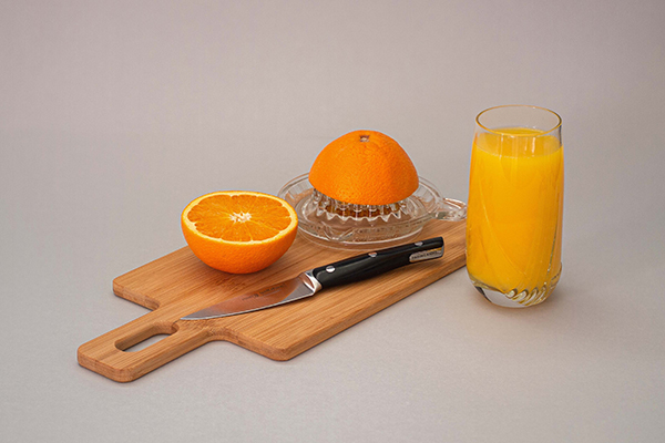 juicing oranges by rae wallis via unsplash